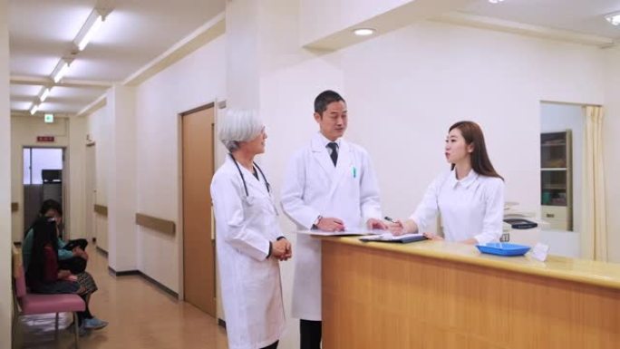 护士站的日本男女医生和护士