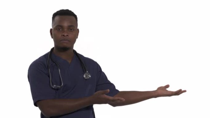 年轻的非洲裔美国医生在孤立的白色背景上穿着医用外套。练习者微笑着露出双手张开的手掌