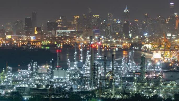 泰国曼谷市Bangna区夜间石化炼油厂和海上工业工程概念的时间流逝。工业中的油气罐管道。现代金属厂。