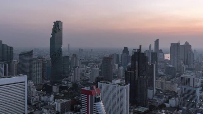 曼谷商业区城市中心在Silom地区上方，有建筑物和摩天大楼，白天到晚上-时间流逝