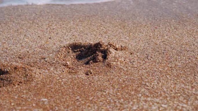光波在沙子里洗脚印
