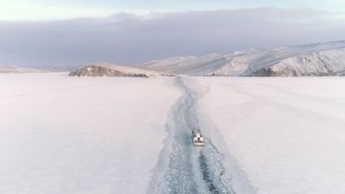 无人机跟随一艘破冰船在冰上移动。美丽的冬季景观