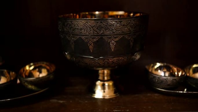 在泰国创造古老的铜杯