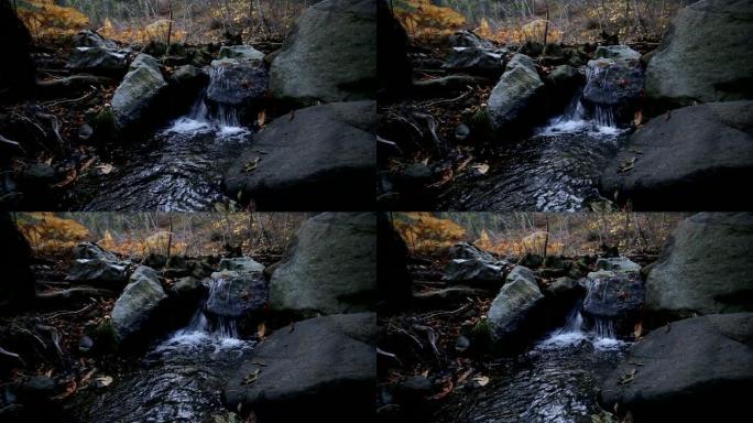 秋天森林中的山河上的瀑布