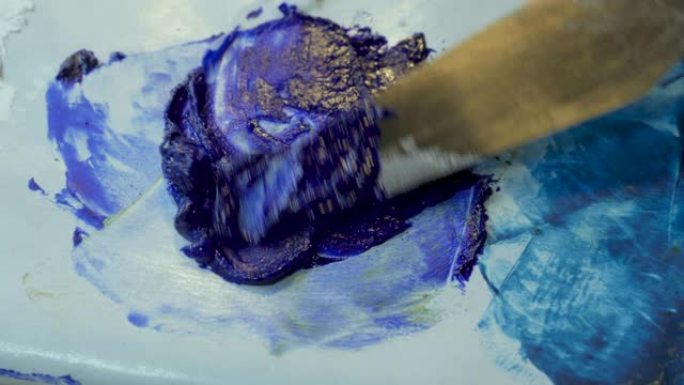 调色板刀将油和冷蜡混合成幻影蓝色油彩