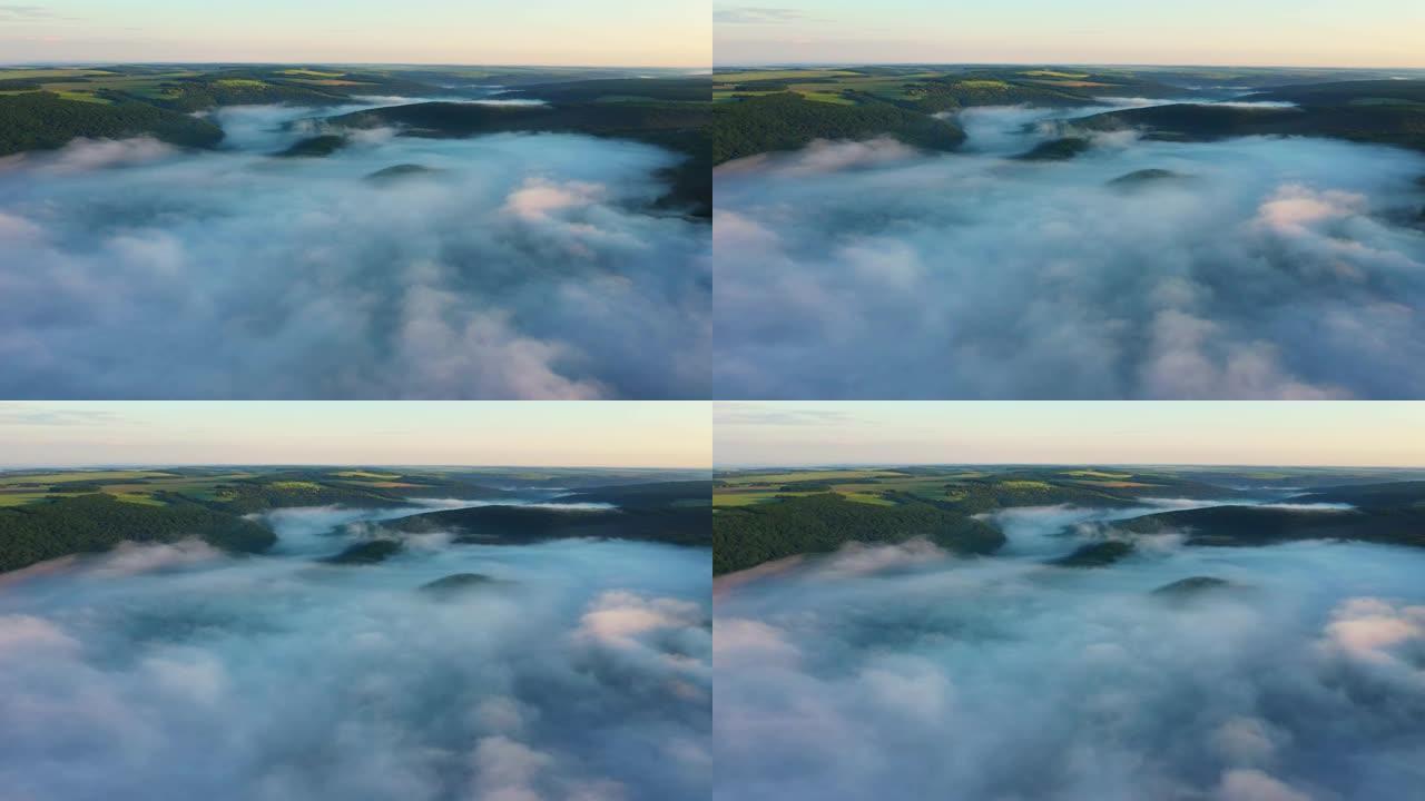 云层上方小山上的田野鸟瞰图，日出时河上的雾，河上的浓雾，德涅斯特河上的雾，晨雾中的河，日出时的雾