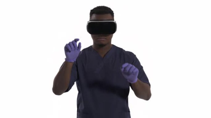 医生在专业医疗手套使用VR护目镜，触摸虚拟物体。医学中的3D网络技术。孤立，在白色背景上
