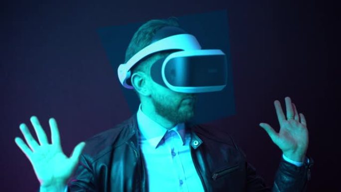 年轻人首次在黑暗背景上测试虚拟现实耳机。视频游戏和工程项目的带传感器显示器的VR眼镜，最后的技术创新