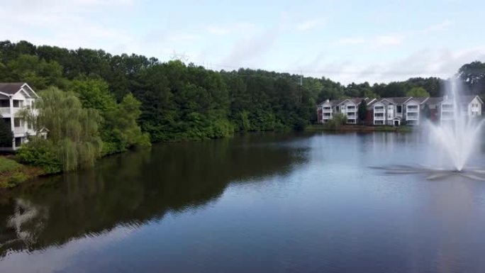 湖面中央的喷泉的湖景。