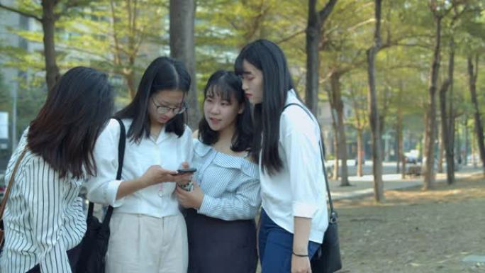 亚洲女子在公园聊天