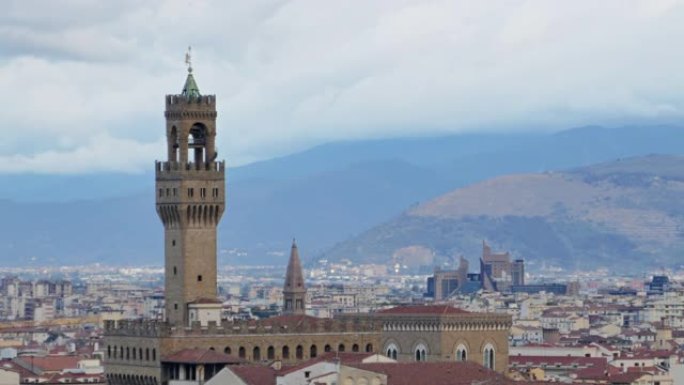 从钟楼看，旧宫和佛罗伦萨屋顶的早晨过度。意大利