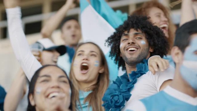 一群来自阿根廷的球迷在欢呼