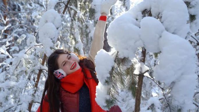 冬季时尚年轻女子冬季森林温暖的衣服