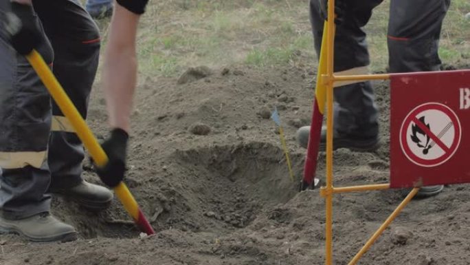 挖掘地面的工人