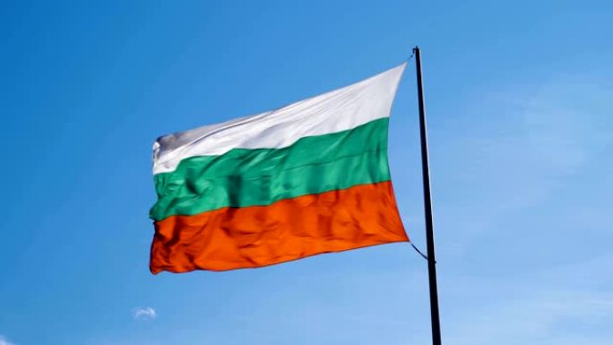 保加利亚旗帜在黑色旗杆上快速飘扬