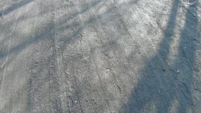 灰烬和炉渣的道路空镜头影子被破坏