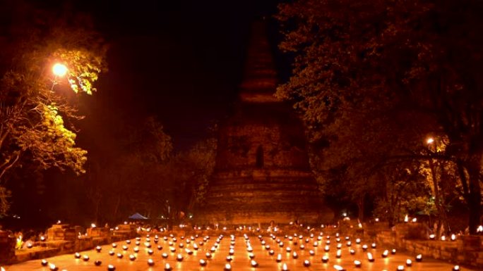 佛教点燃了古庙周围的蜡烛小径