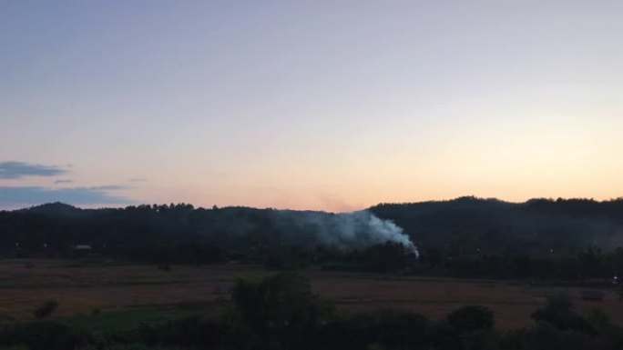 在日落时间看山景的烟雾