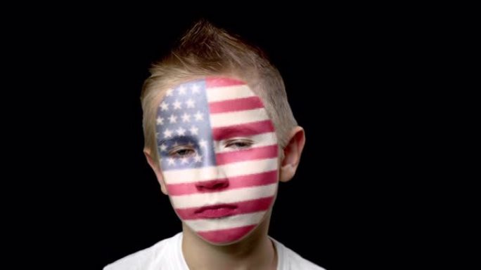 美国足球队的伤心球迷。脸上涂着民族色彩的孩子。