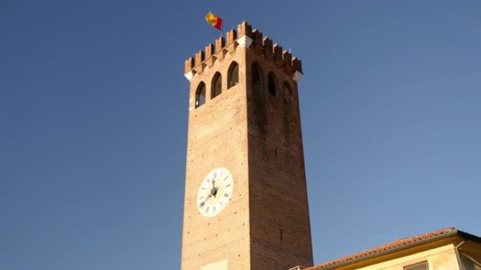 巴萨诺德尔格拉帕加里波第广场的市民塔