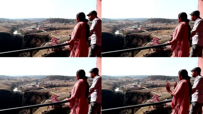 母子俩在印度印多尔欣赏帕塔帕尼瀑布的风景