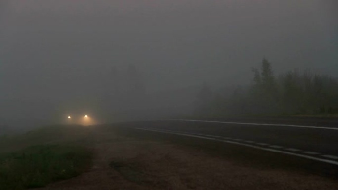 带大灯的汽车驶出浓雾