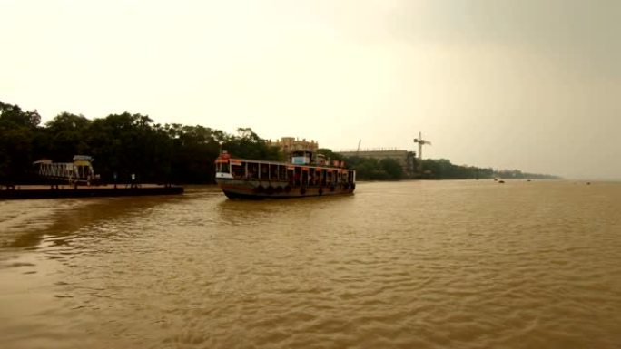 渡船降落到加尔各答河岸的码头河胡格里树阴天