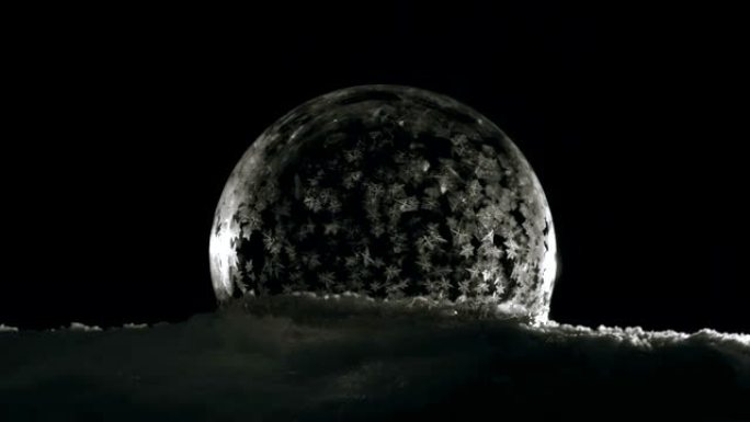冰球，雪晶在寒冷的冬天在黑色背景下快速冻结