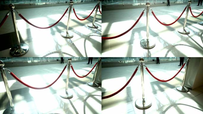 银色金属支柱，带红色天鹅绒绳，可用于贵宾通道