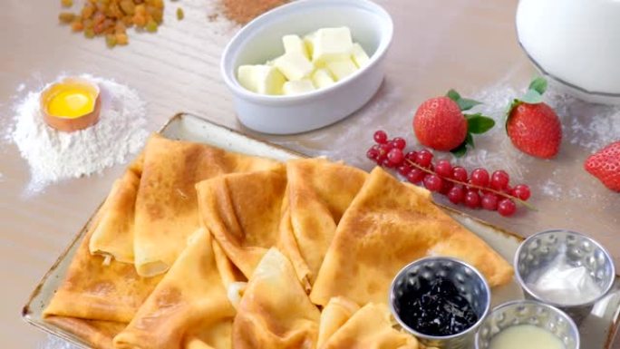 俄罗斯传统煎饼，blini配果酱，酸奶油和草莓。特写侧视图。