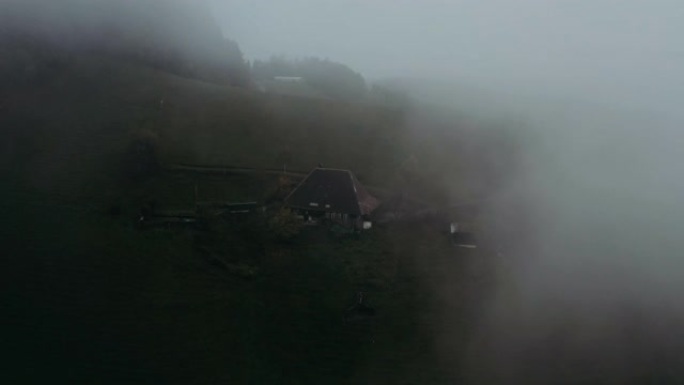 这个村庄布满了晨雾。霍比特人之家
