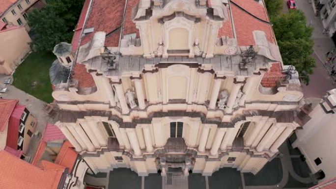 立陶宛维尔纽斯-2019年7月: 维尔纽斯旧城圣约翰教堂中世纪建筑的鸟瞰图。
