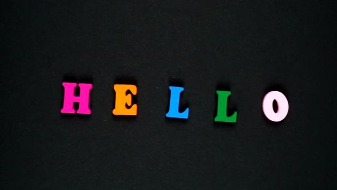 单词hello由木制五彩字母组成。五颜六色的单词循环。停止运动动画