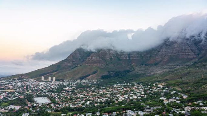 开普敦在桌山上空的云层日夜流逝南非