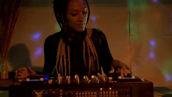 千禧一代女性DJ在地下俱乐部混合音乐的Steadicam