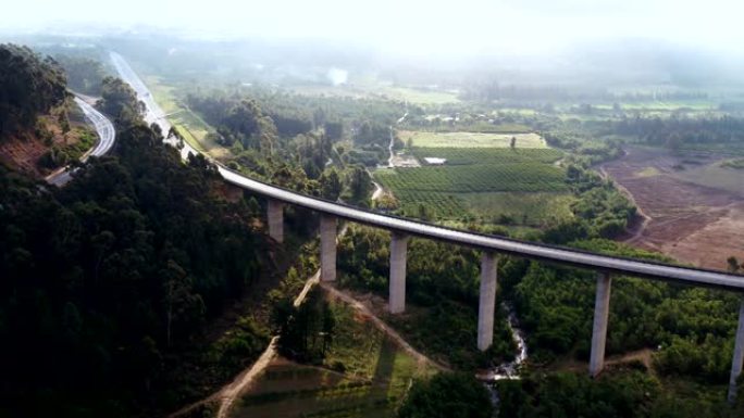 山谷上的一座桥的鸟瞰图