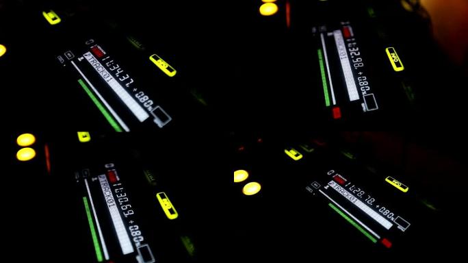 dj控制器的特写。专业、电子、俱乐部音乐设备在迪斯科灯光下。