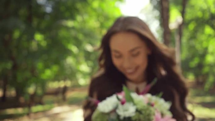 年轻女子在公园里送花