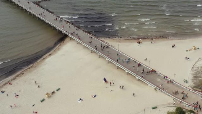 立陶宛帕兰加-2019年7月: 帕兰加大桥和沙滩的空中全景。