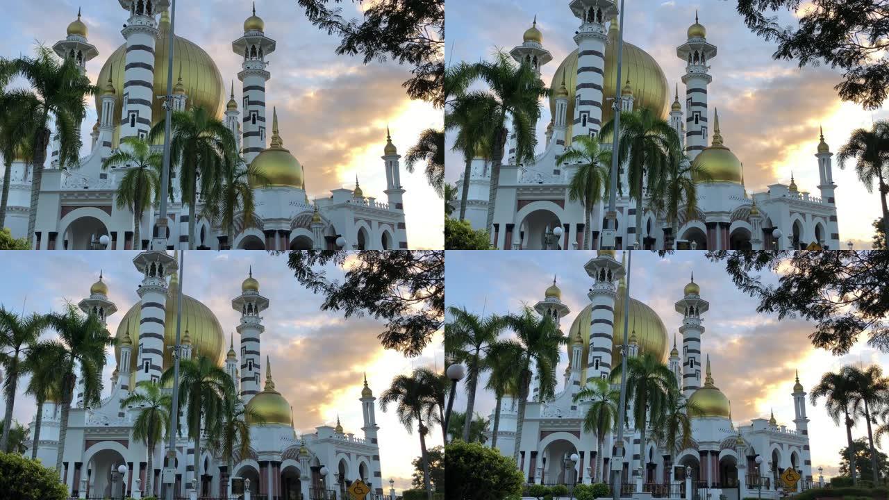 瓜拉康萨尔乌布迪亚清真寺的日出