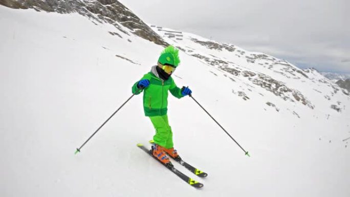 小男孩在阿尔卑斯山的冰川上滑雪