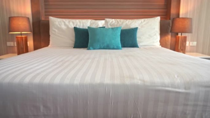 舒适的白色枕毯床上装饰卧室内部