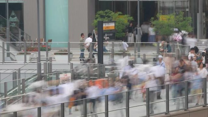 日本大阪车站高峰时段步行路上的匿名人群。
