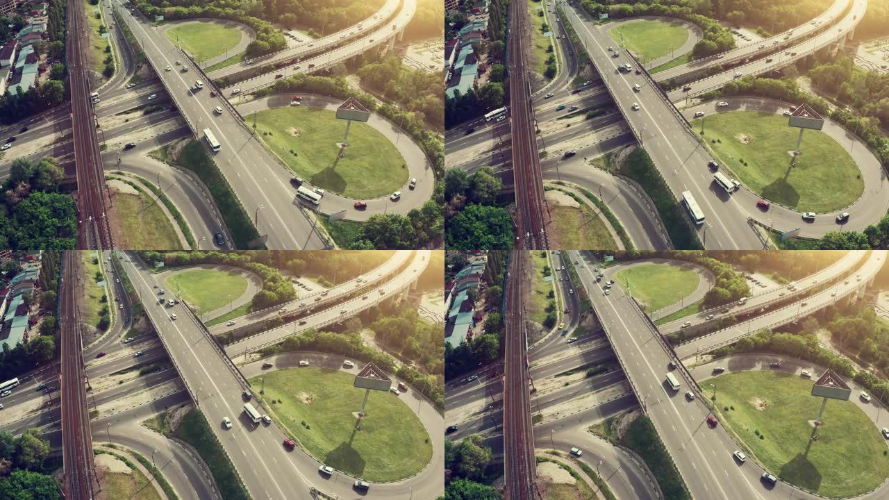 十字路口或交叉路口或运输路口的道路汽车交通，带圆形运动，无人机的空中俯视图