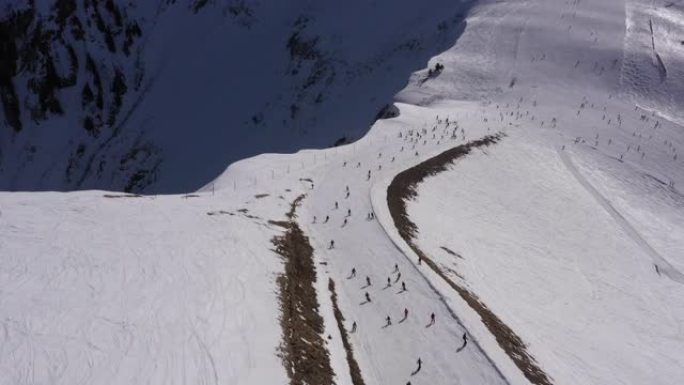 法国阿尔卑斯山滑雪者的航拍