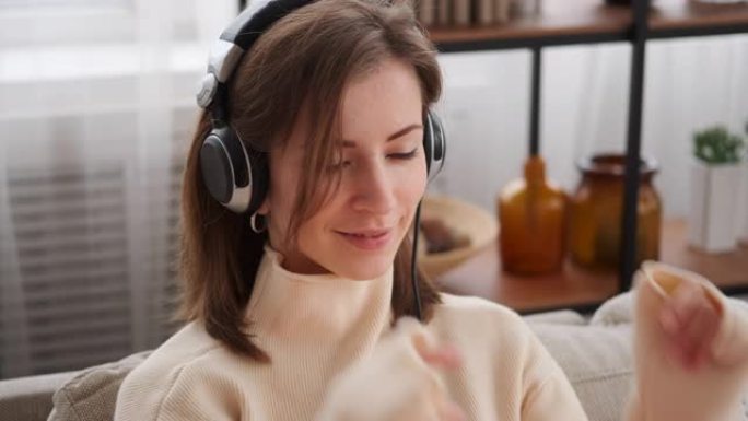 女人在耳机上听音乐