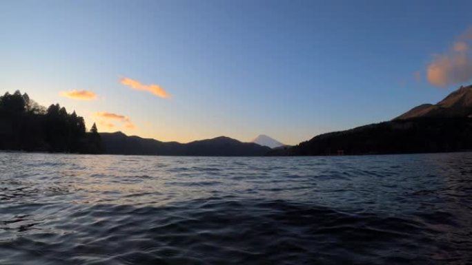 富士山和阿希湖在冬季