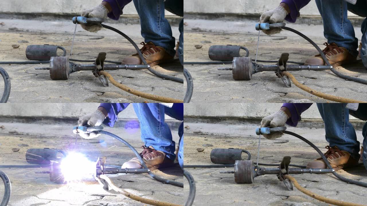 工人在建筑工地使用焊接机修理工作工具。