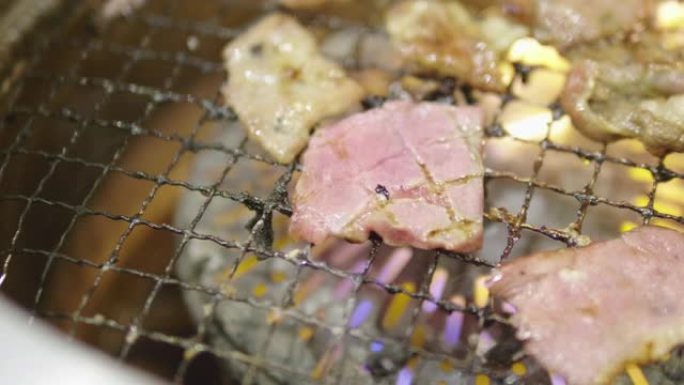 日本和韩国风味烧烤，餐厅配有和牛培根牛肉