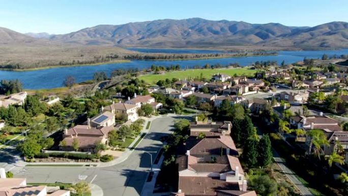 加州背景上有大湖和山的相同住宅公寓的鸟瞰图